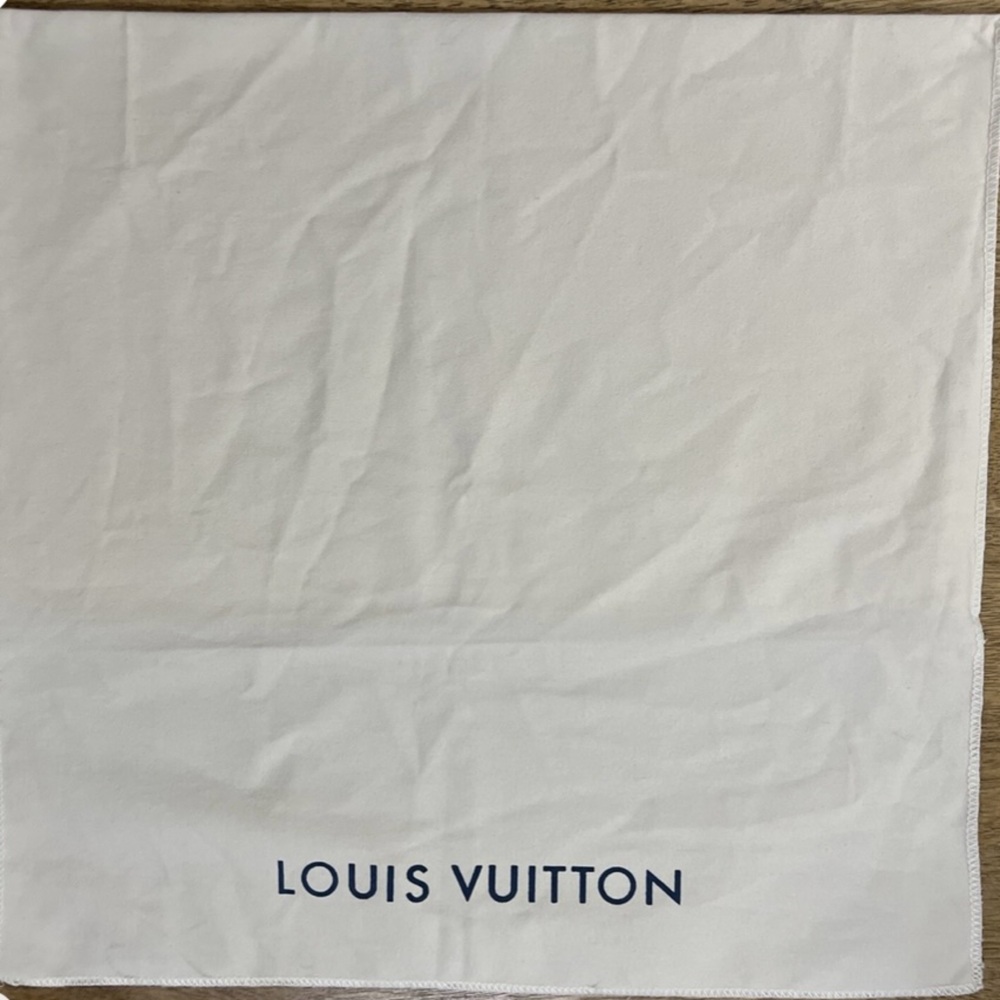 Cream color dust Bag
16.5” X 18” Preloved